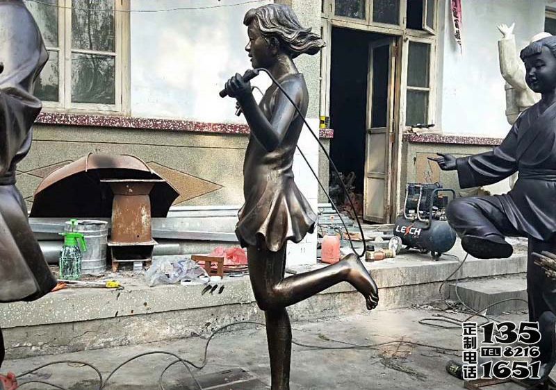 廣場(chǎng)草坪擺放跳繩小女孩玻璃鋼仿銅雕塑 廣場(chǎng)草坪擺放跳繩小女孩玻璃鋼仿銅雕塑