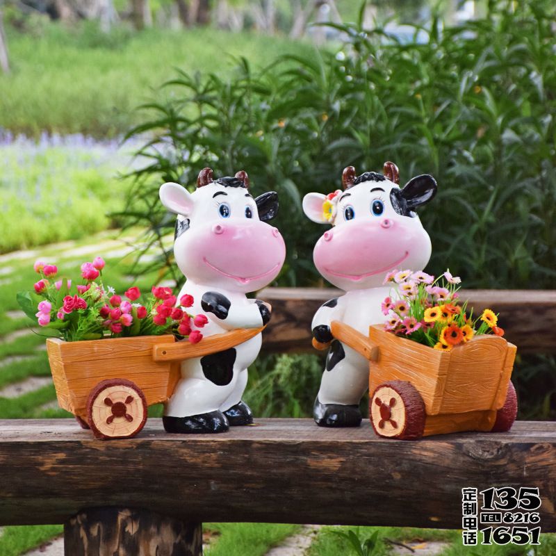 花園玻璃鋼彩繪推著小車(chē)的奶牛雕塑 花園玻璃鋼彩繪推著小車(chē)的奶牛雕塑