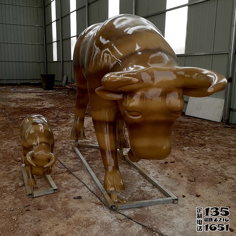 公園里擺放的一對母子玻璃鋼仿真華爾街牛 公園里擺放的一對母子玻璃鋼仿真華爾街牛