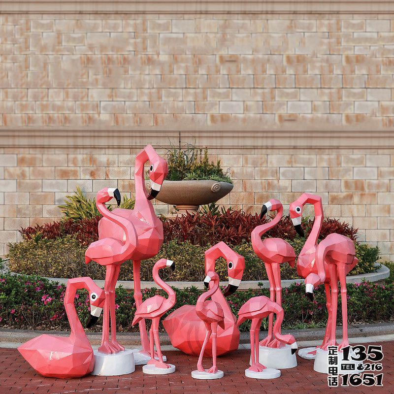 別墅幾何玻璃鋼彩繪火烈鳥(niǎo)雕塑 別墅幾何玻璃鋼彩繪火烈鳥(niǎo)雕塑