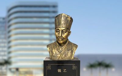 校園擺放宋代著名的兒科醫家錢乙頭像銅雕