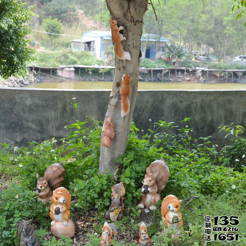 園林景區(qū)一群玻璃鋼仿真動物松鼠雕塑 園林景區(qū)一群玻璃鋼仿真動物松鼠雕塑
