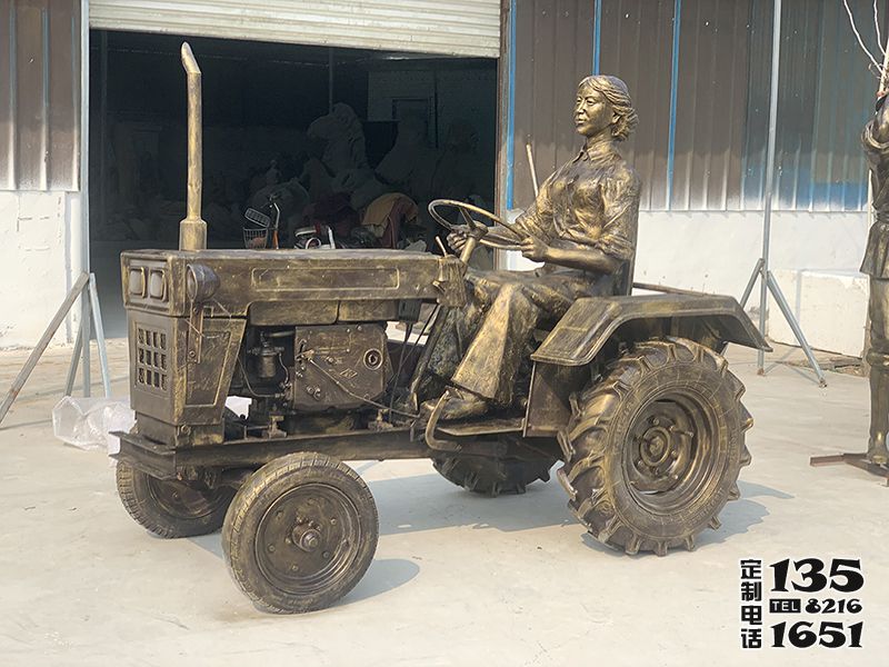 開拖拉機的玻璃鋼仿銅農耕人物雕塑 開拖拉機的玻璃鋼仿銅農耕人物雕塑