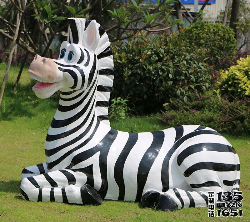 動(dòng)物園玻璃鋼仿真動(dòng)物一只窩著的斑馬雕塑 動(dòng)物園玻璃鋼仿真動(dòng)物一只窩著的斑馬雕塑