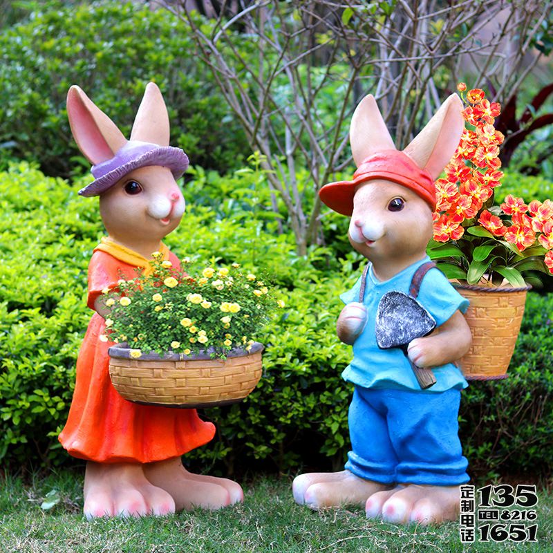 公園草坪玻璃鋼勞動的卡通兔子雕塑 公園草坪玻璃鋼勞動的卡通兔子雕塑